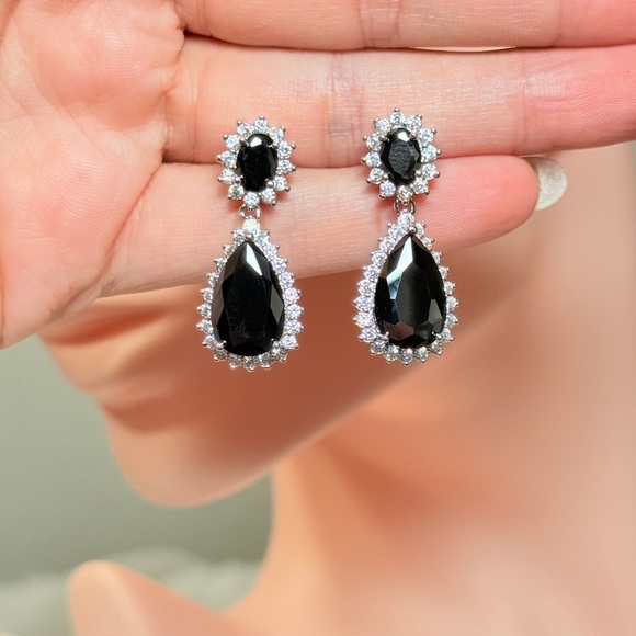 ⚜️ Elegant Black and Silver Drop Earrings - Picture 8 of 8